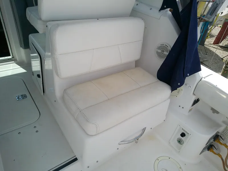 Slide: The Image of White seating area on a 2000 Tiara Yachts 3100 Open boat. - 29