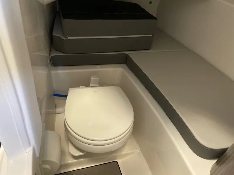 Slide: The Image of Sea Ray 270 Sundeck Outboard 2025 - 3