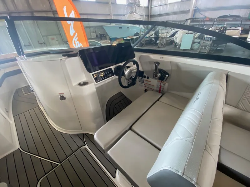 Slide: The Image of Sea Ray 270 Sundeck Outboard 2025 - 4