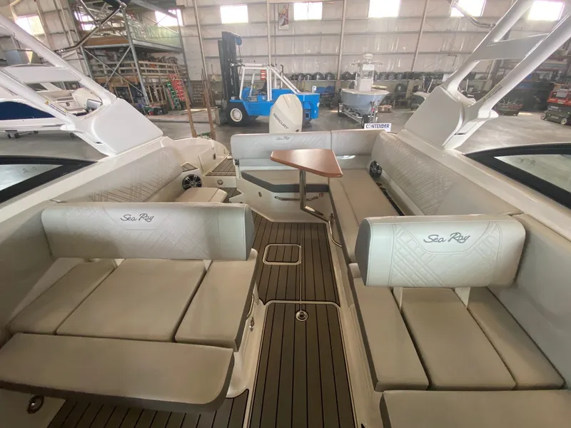 Slide: The Image of Sea Ray 270 Sundeck Outboard 2025 - 5