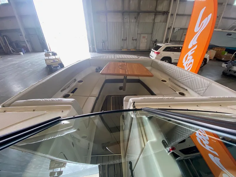 Slide: The Image of Sea Ray 270 Sundeck Outboard 2025 - 6