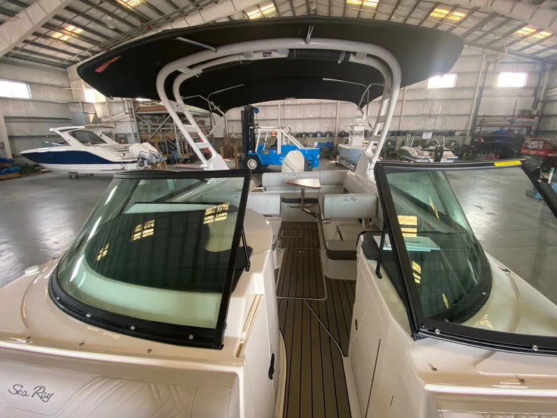 Slide: The Image of Sea Ray 270 Sundeck Outboard 2025 - 7