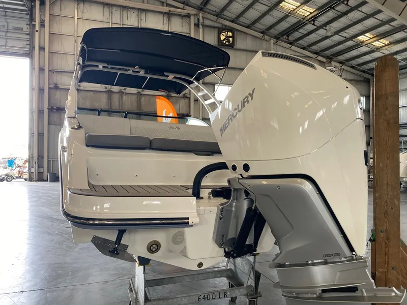Slide: The Image of Sea Ray 270 Sundeck Outboard 2025 - 8