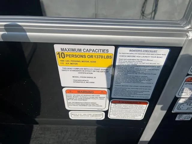 Slide: The Image of 2026 Sun Tracker Fishin' Barge 20 DLX capacity label, maximum 10 persons or 1370 lbs. - 15
