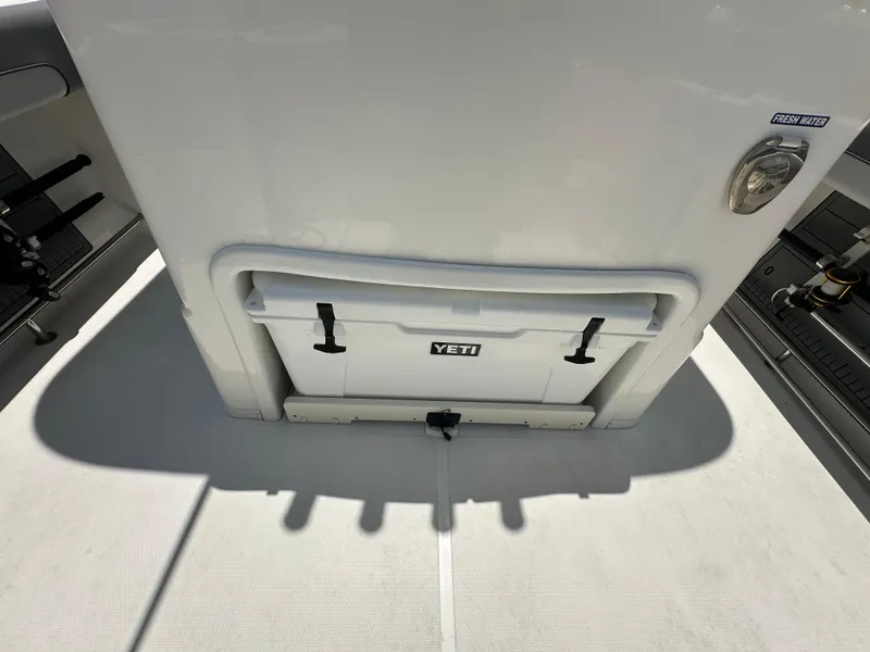 Slide: The Image of 2021 NauticStar 28XS boat with Yeti cooler and fresh water access. - 18