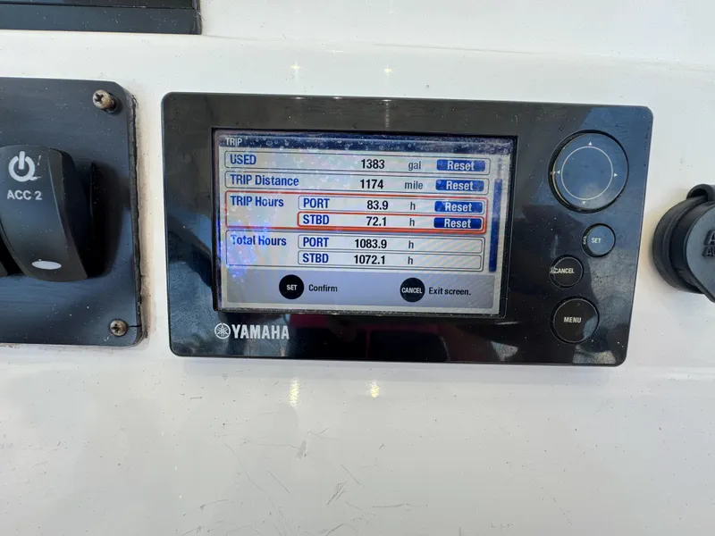 Slide: The Image of Yamaha boat display showing trip and total hours for Edgewater 318CC, 2013 model. - 19