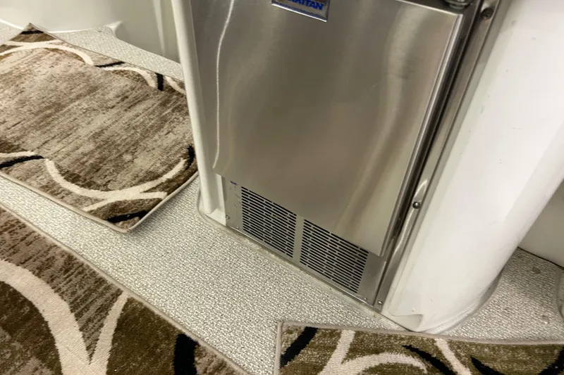 Slide: The Image of Standard Horizon radio system on 2003 Carver 466 Motor Yacht dashboard. - 11