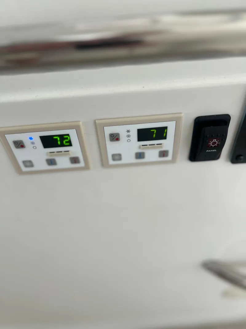 Slide: The Image of Carver Yachts 466 Motor Yacht 2003 - 60