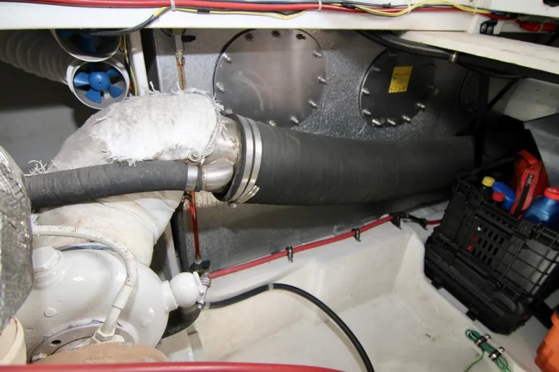 Slide: The Image of Bayliner 3988 Motoryacht 2002 - 76