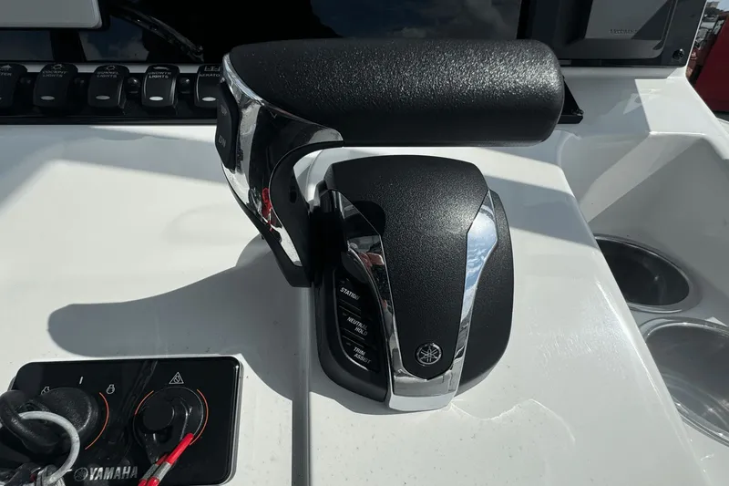 Slide: The Image of Throttle control on 2023 Sea Hunt 234 Ultra boat dashboard with Yamaha branding. - 16