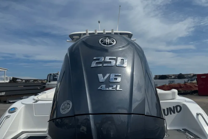 Slide: The Image of Yamaha 250 V6 4.2L engine on 2023 Sea Hunt 234 Ultra boat. - 5