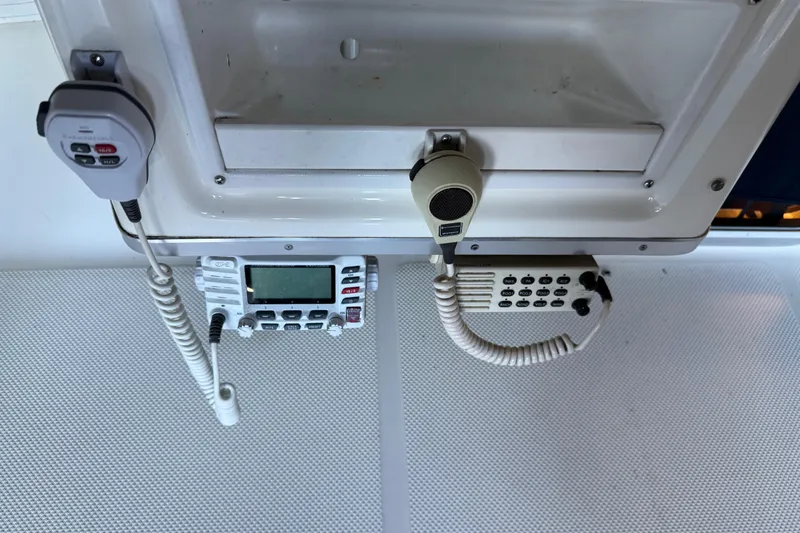 Slide: The Image of Communication equipment on a 2000 Bayliner 3988 Command Bridge Motoryacht dashboard. - 61