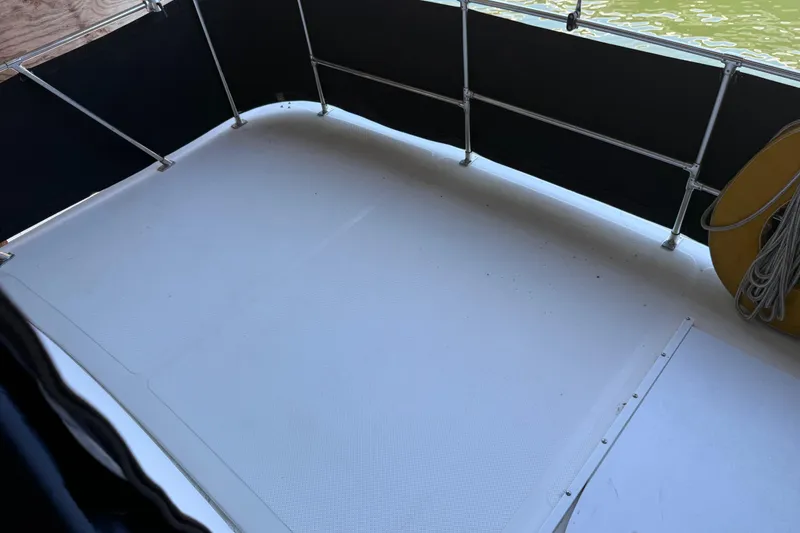 Slide: The Image of Bayliner 3988 Command Bridge Motoryacht 2000, spacious deck area with railing and rope. - 62