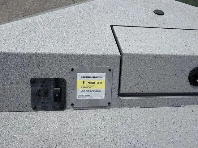 Slide: The Image of SeaArk Shadow 20V 2026 - 10