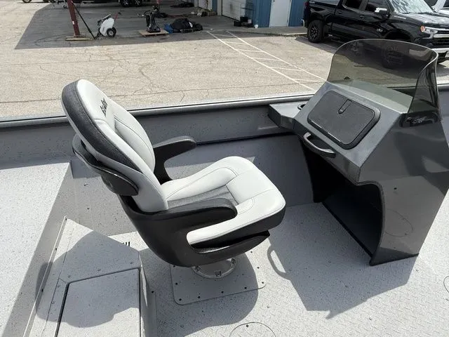 Slide: The Image of SeaArk Shadow 20V 2026 - 15