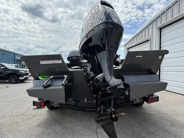 Slide: The Image of SeaArk Shadow 20V 2026 - 25