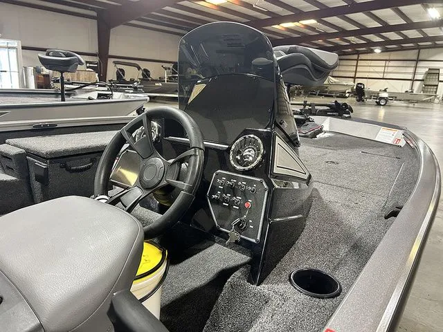 Slide: The Image of Lowe Stinger 175C 2026 - 9