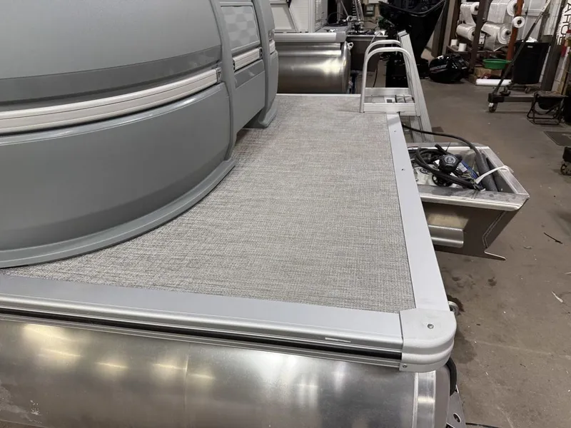 Slide: The Image of Tahoe Aura 90HP 2185 Quad Lounge 2025 - 45