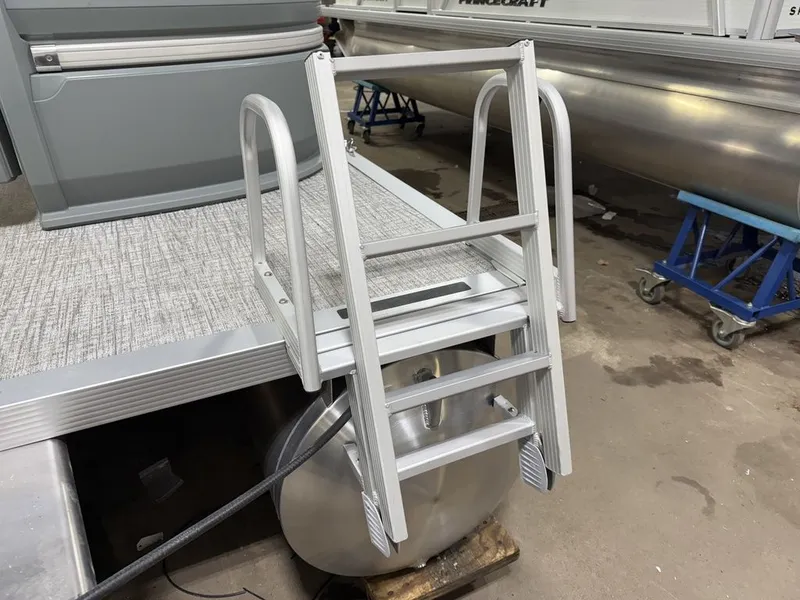 Slide: The Image of Tahoe Aura 90HP 2185 Quad Lounge 2025 - 48