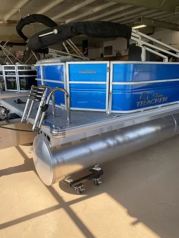 Slide: The Image of Sun Tracker Party Barge 20 DLX 2026 - 14