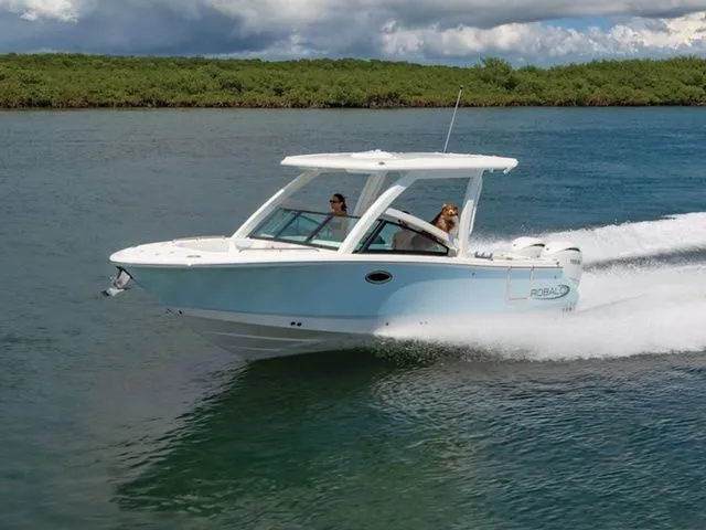 The Image of Robalo R257 Dual Console 2026 - 1
