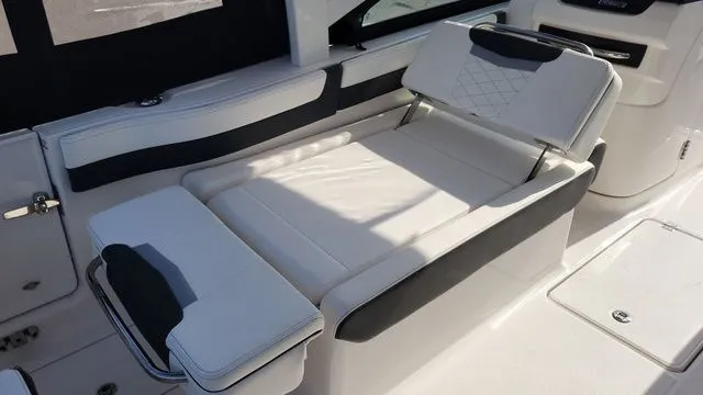 Slide: The Image of Robalo R257 Dual Console 2026 - 6