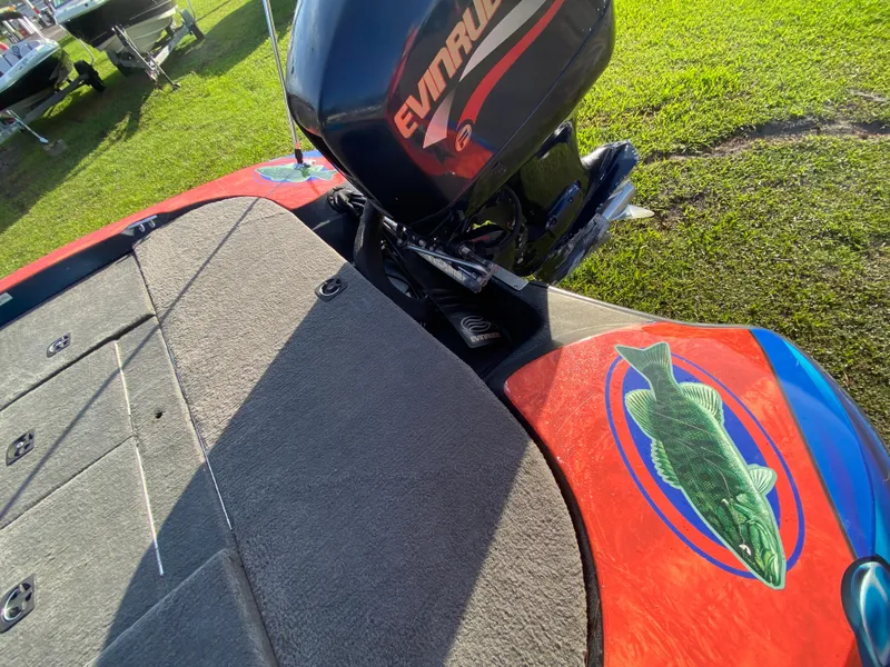 Slide: The Image of 1999 Stratos 283 boat with Evinrude motor and fish graphic on deck. - 6