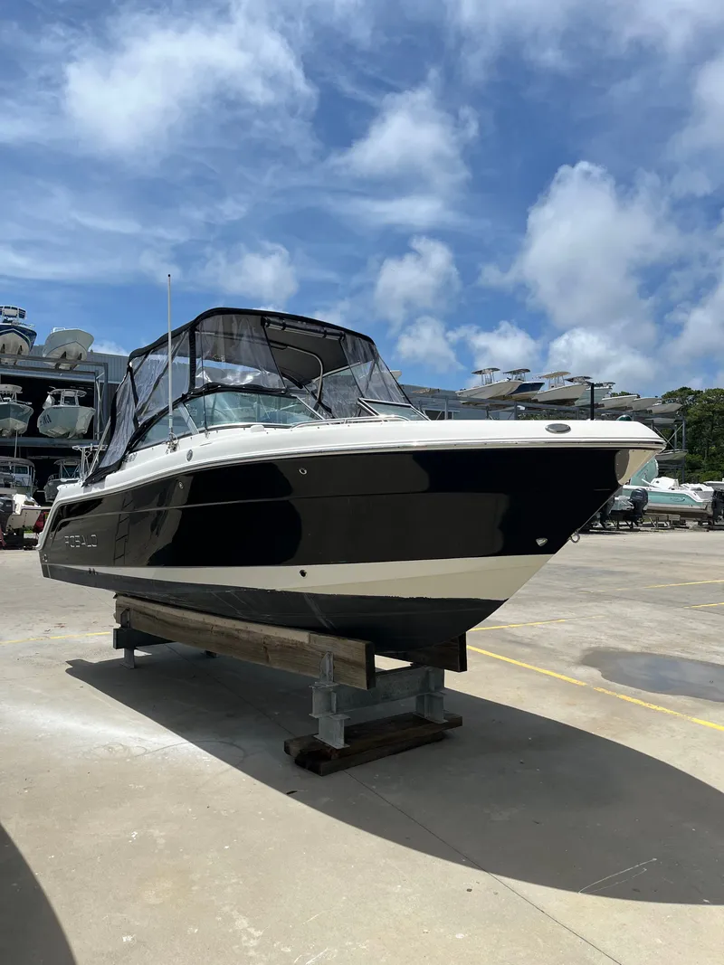 The Image of Robalo R227 Dual Console 2010 - 0