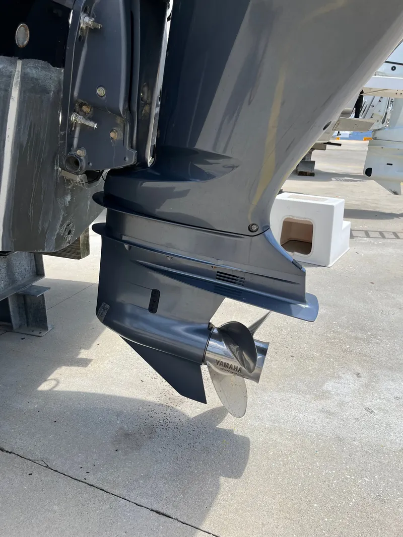 Slide: The Image of Robalo R227 Dual Console 2010 - 19