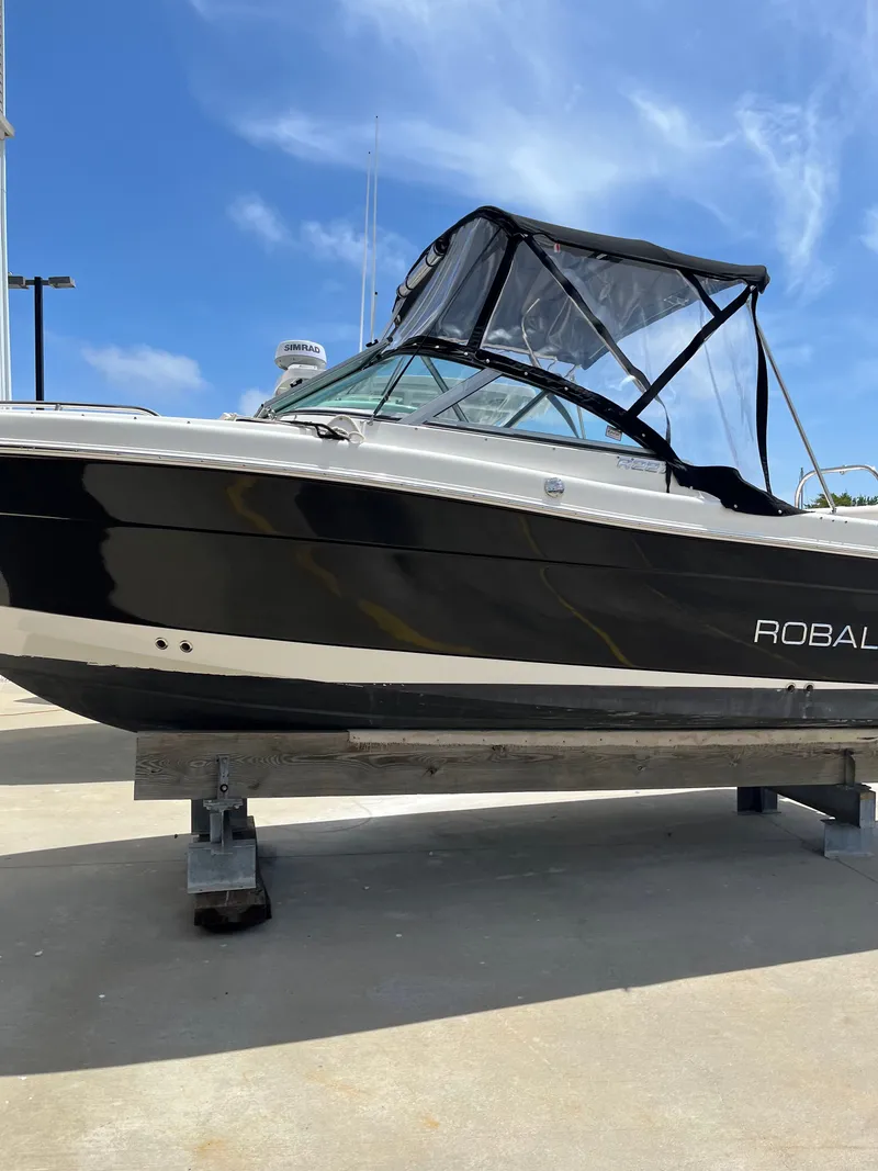 Slide: The Image of Robalo R227 Dual Console 2010 - 2
