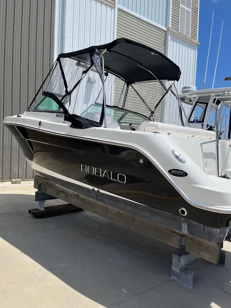 Slide: The Image of Robalo R227 Dual Console 2010 - 3