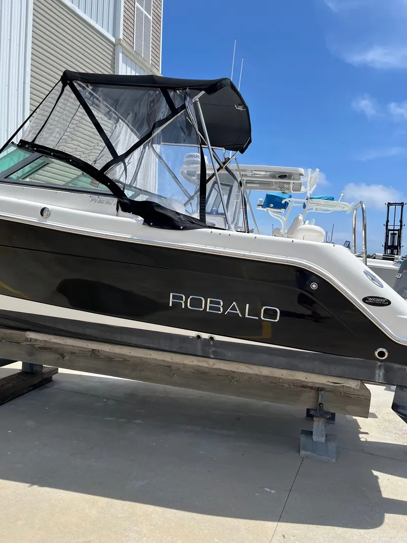Slide: The Image of Robalo R227 Dual Console 2010 - 5