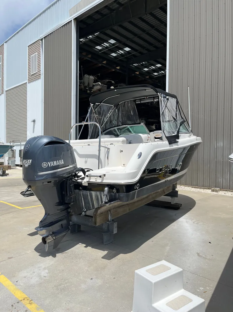 Slide: The Image of Robalo R227 Dual Console 2010 - 7