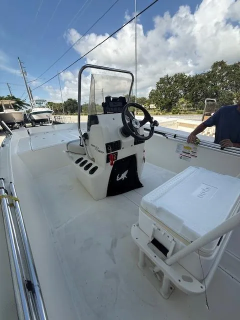 Slide: The Image of 2023 Mako Pro Skiff 17 CC boat interior with steering console and seating. - 10