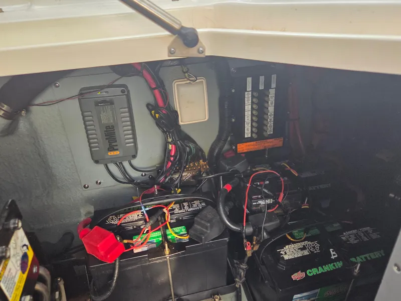 Slide: The Image of Electrical system and battery setup in a 2004 Sea Ray 280 Sundancer boat. - 19