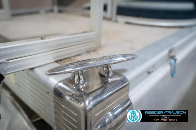 Slide: The Image of 2008 Bennington 20 SL boat cleat detail with Reeder-Trausch Marine logo. - 43
