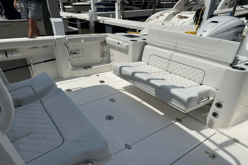 Slide: The Image of Pursuit S 358 Sport 2025 - 18