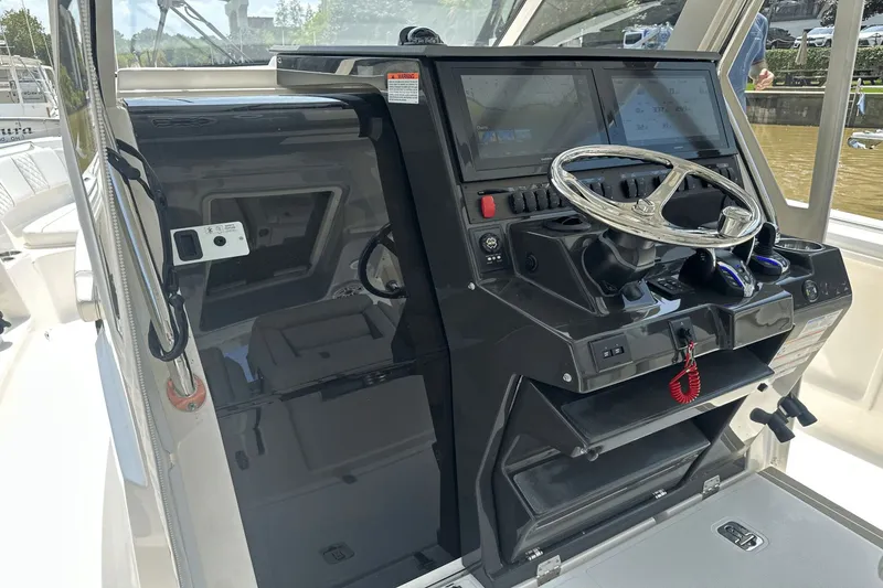 Slide: The Image of Pursuit S 358 Sport 2025 - 22