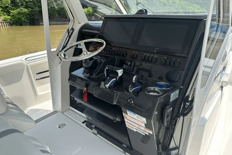 Slide: The Image of Pursuit S 358 Sport 2025 - 23