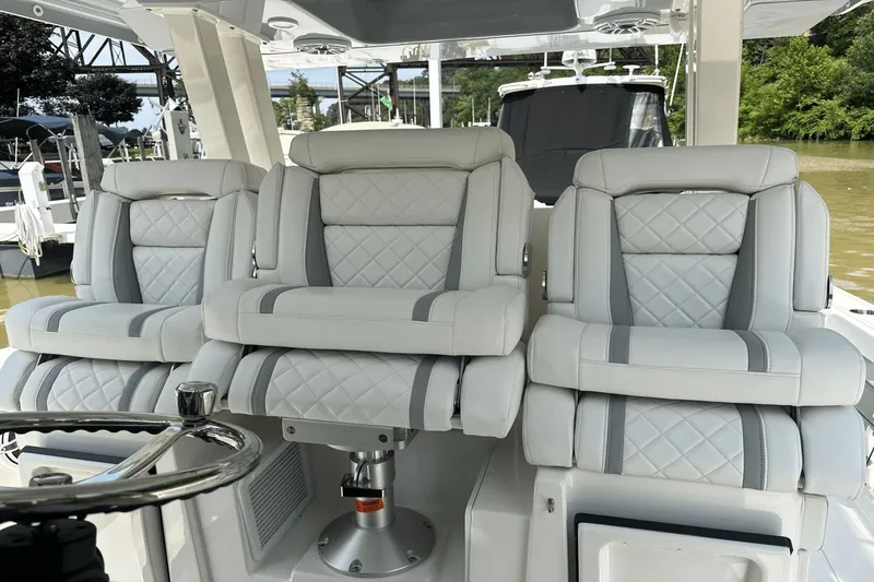 Slide: The Image of Pursuit S 358 Sport 2025 - 26