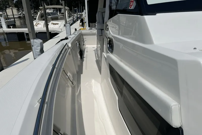 Slide: The Image of Pursuit S 358 Sport 2025 - 33