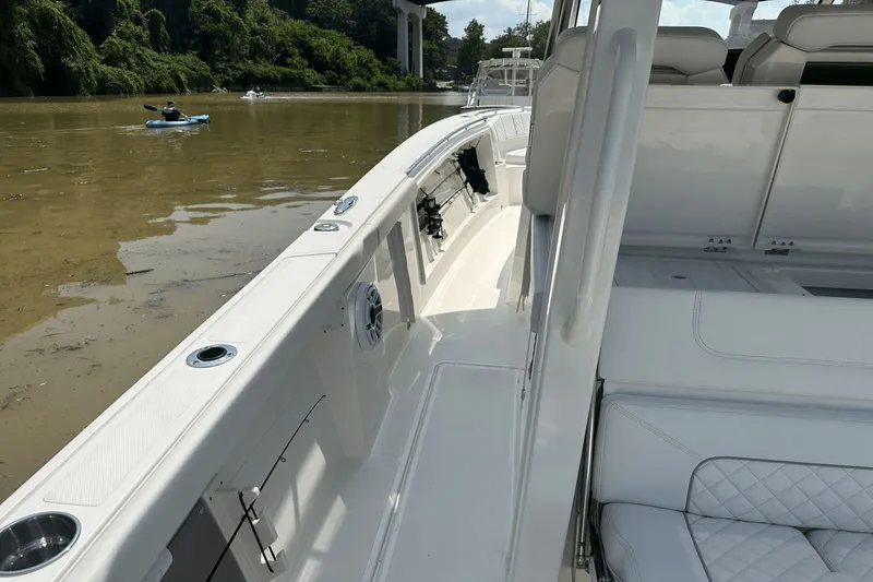 Slide: The Image of Pursuit S 358 Sport 2025 - 34