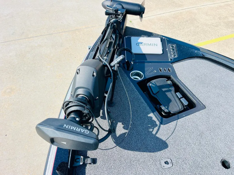 Slide: The Image of 2025 Ranger Z518 Cup-Equipped boat with Garmin technology and foot pedal controls. - 14