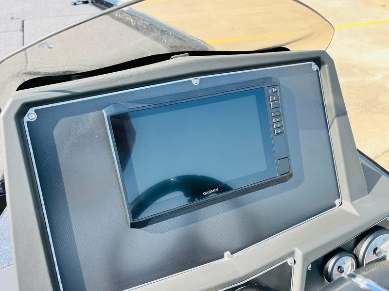 Slide: The Image of Dashboard of 2025 Ranger Z518 Cup-Equipped boat featuring a Garmin display. - 37