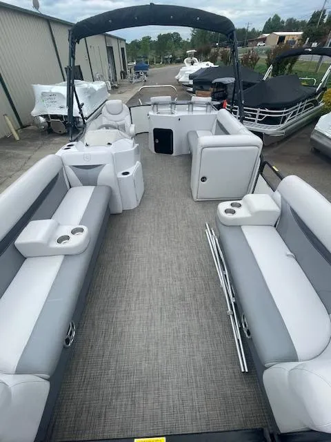 Slide: The Image of 2016 Sweetwater 2286 pontoon boat with spacious seating and modern design. - 4