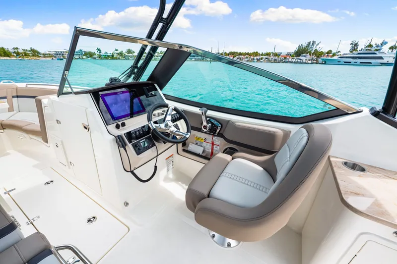 Slide: The Image of Boston Whaler 240 Vantage 2026 - 14