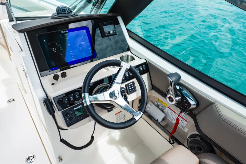 Slide: The Image of Boston Whaler 240 Vantage 2026 - 15