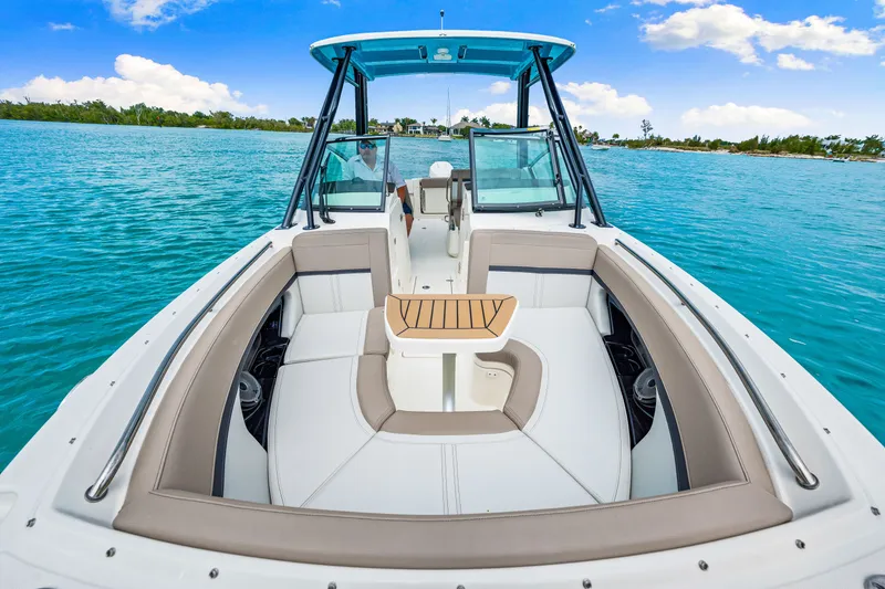 Slide: The Image of Boston Whaler 240 Vantage 2026 - 19
