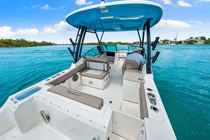 Slide: The Image of Boston Whaler 240 Vantage 2026 - 42