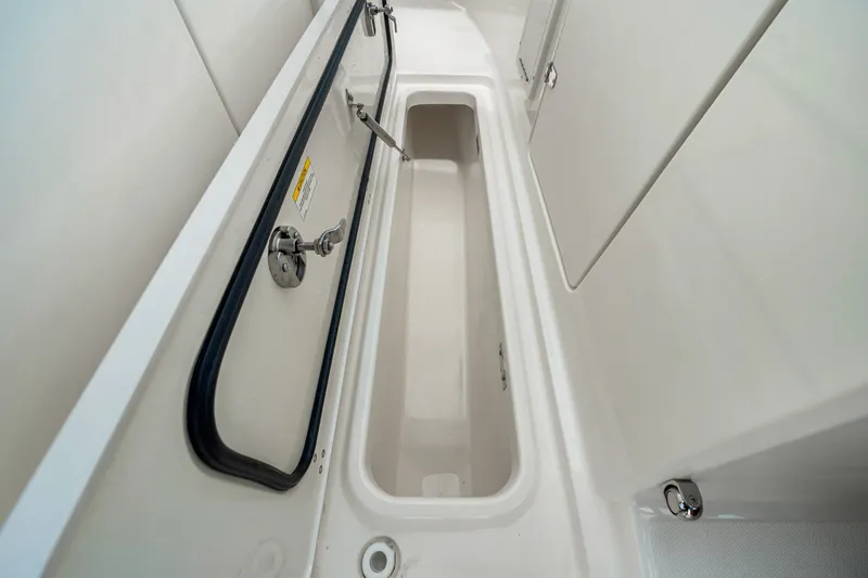 Slide: The Image of Boston Whaler 240 Vantage 2026 - 61